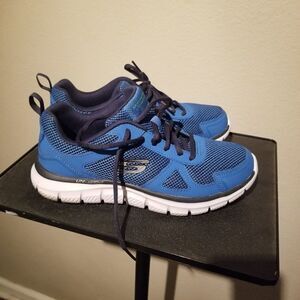 MENS SIZE 7 SKECHERS LIGHTWEIGHT. Rack #10